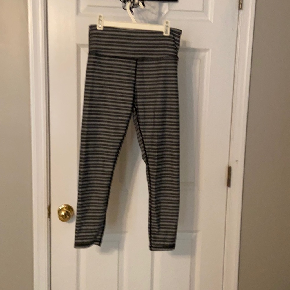 Zyia Aztec print capris size 6-8